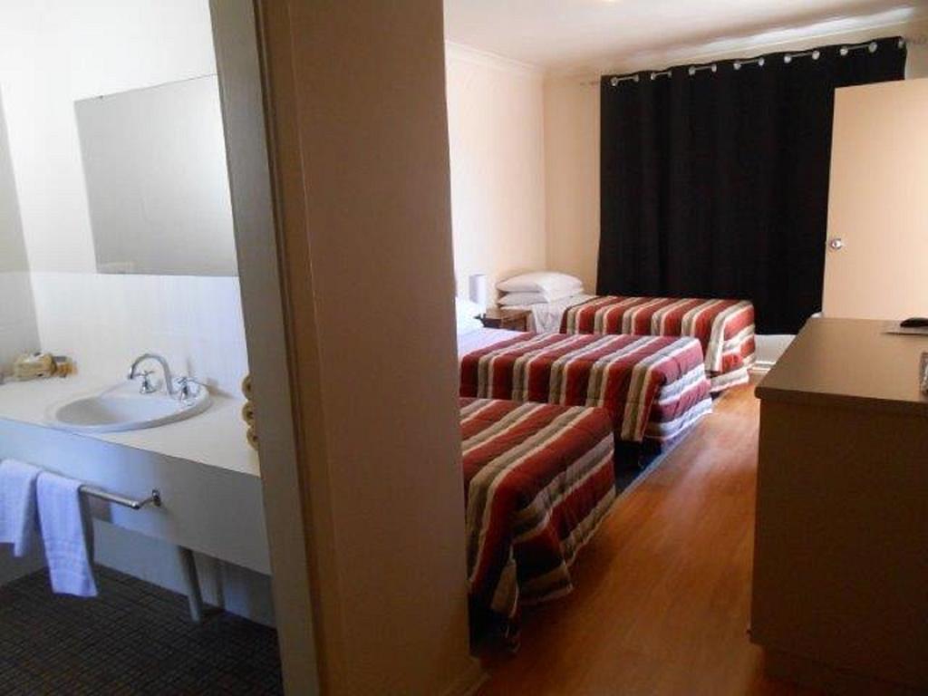 Acacia Ridge Motor Inn Port Augusta Room photo